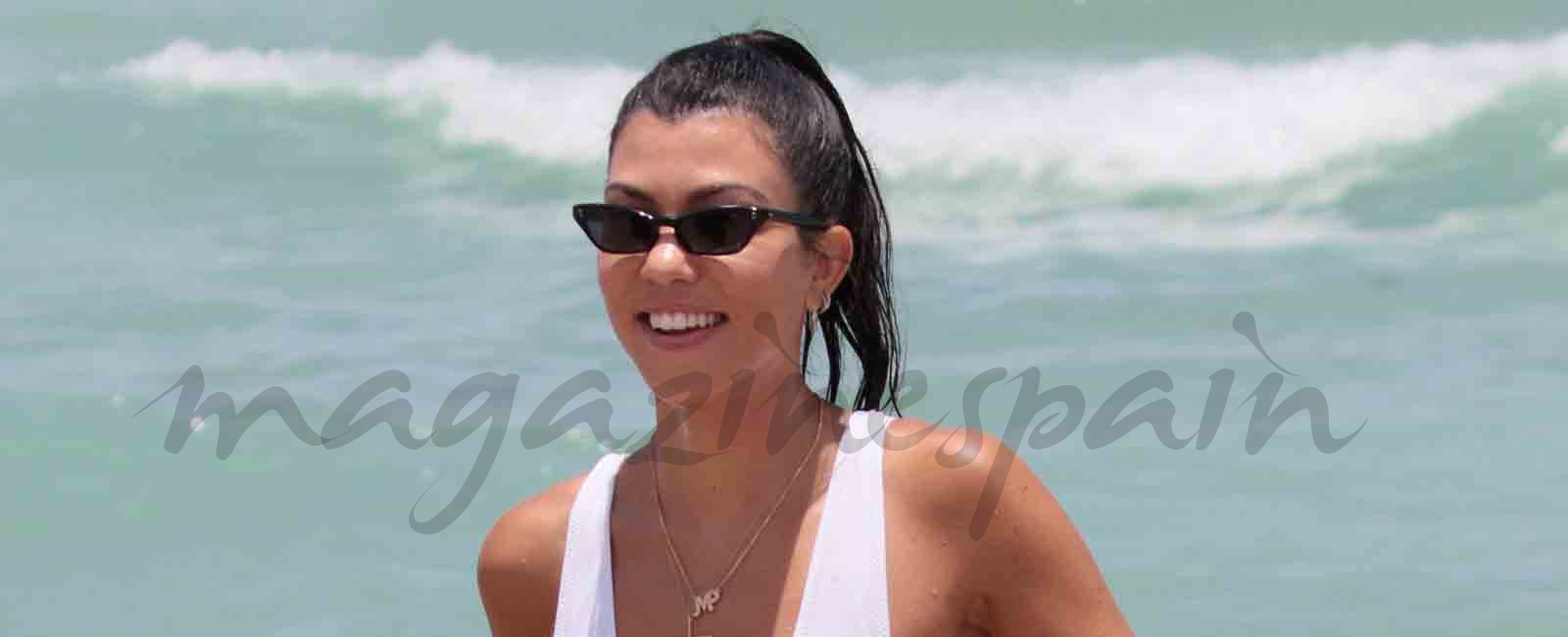 Kourtney Kardashian presume de hijo y de figura en la playa