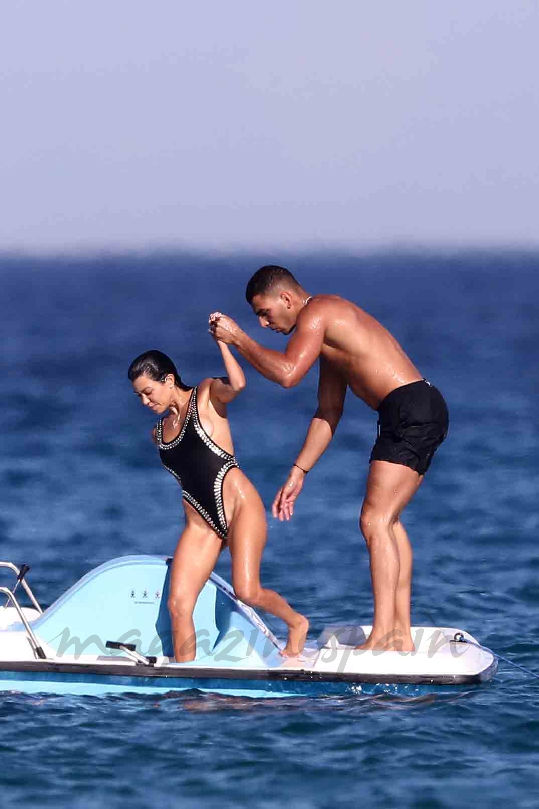 kourtney kardashian espectacular bañador en saint tropez