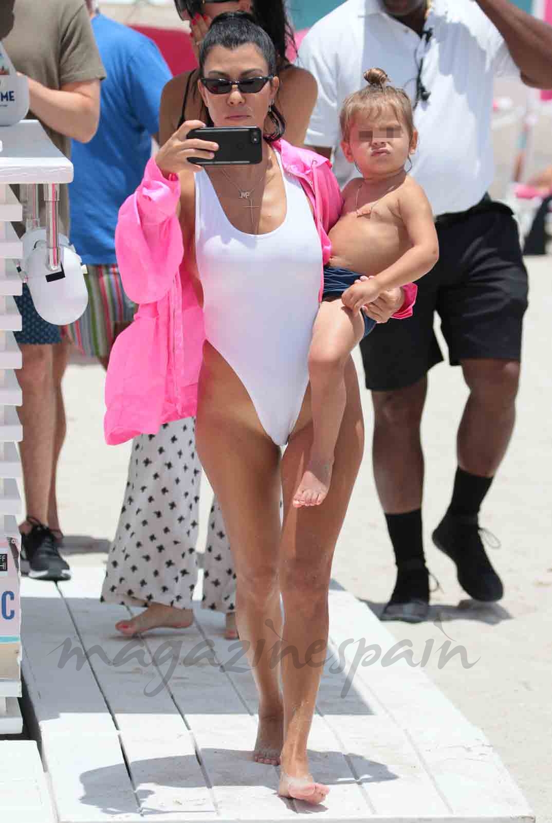kourtney kardashian en la playa con su hija