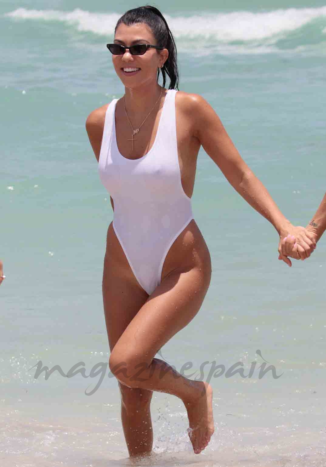 kourtney kardashian en la playa con su hija