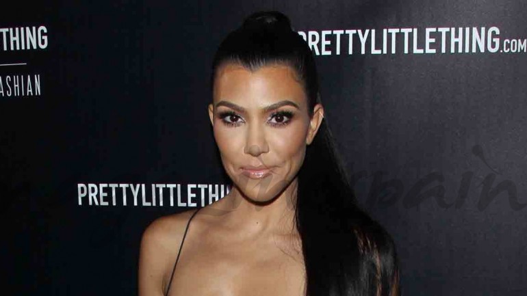 Kourtney Kardashian, su primera colección con lenceros de lentejuelas y abrigos de pelo