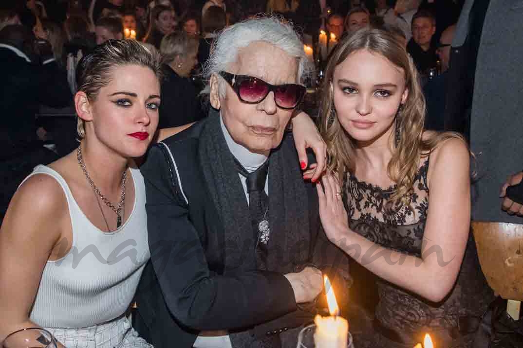 karl lagerfeld con kristen stewart y lily rose depp en la coleccion de chanel en hamburgo