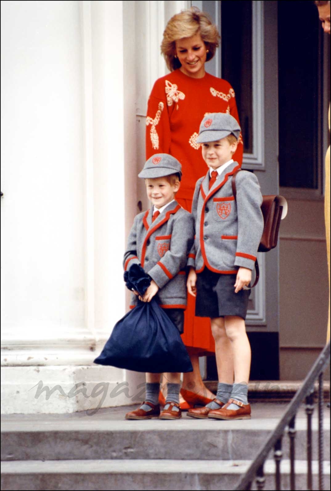 Ladi Di con sus hijos en el colegio