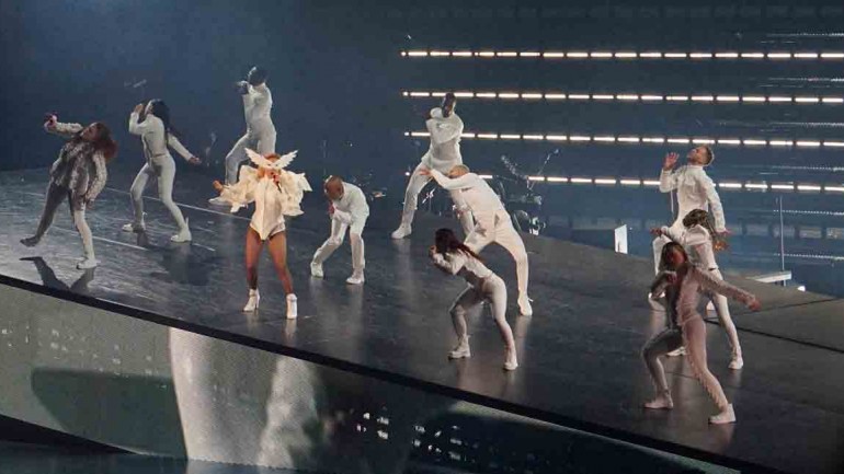 Lady Gaga comienza su gira en Vancouver, luciendo un espectacular vestuario