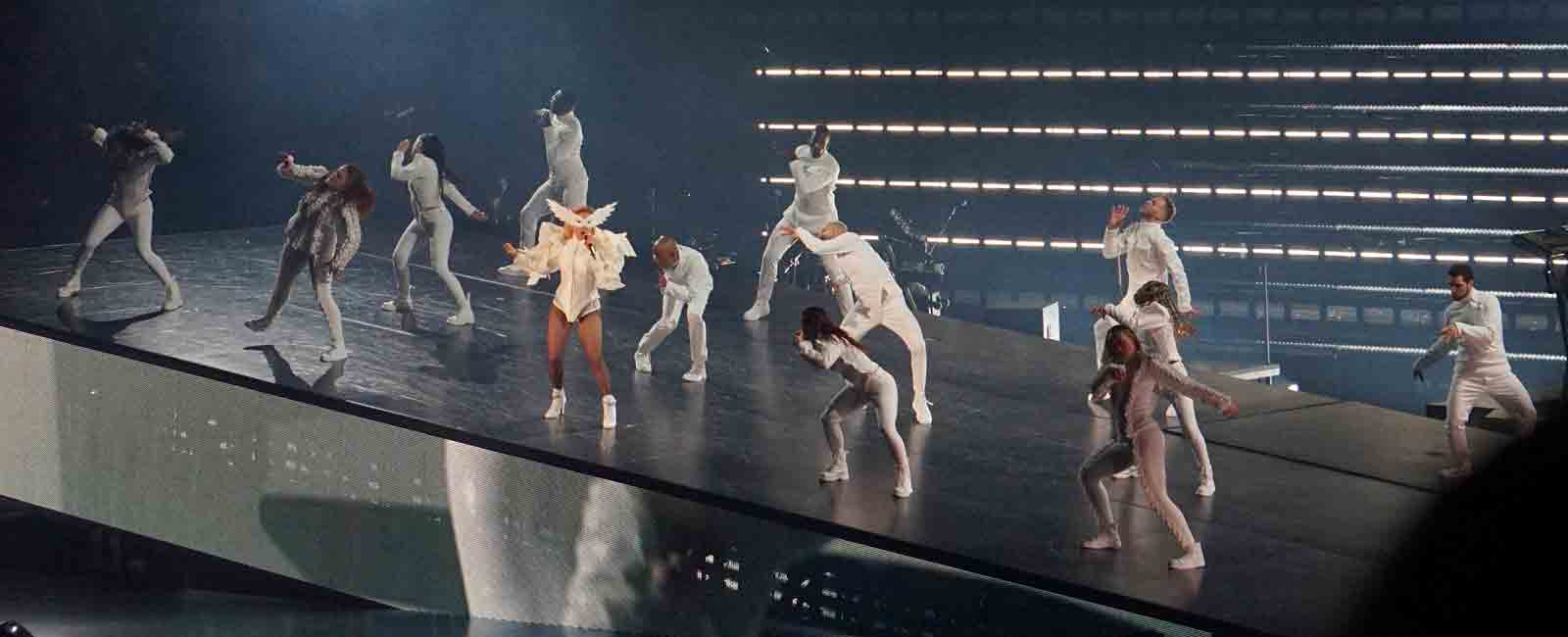 Lady Gaga comienza su gira en Vancouver, luciendo un espectacular vestuario