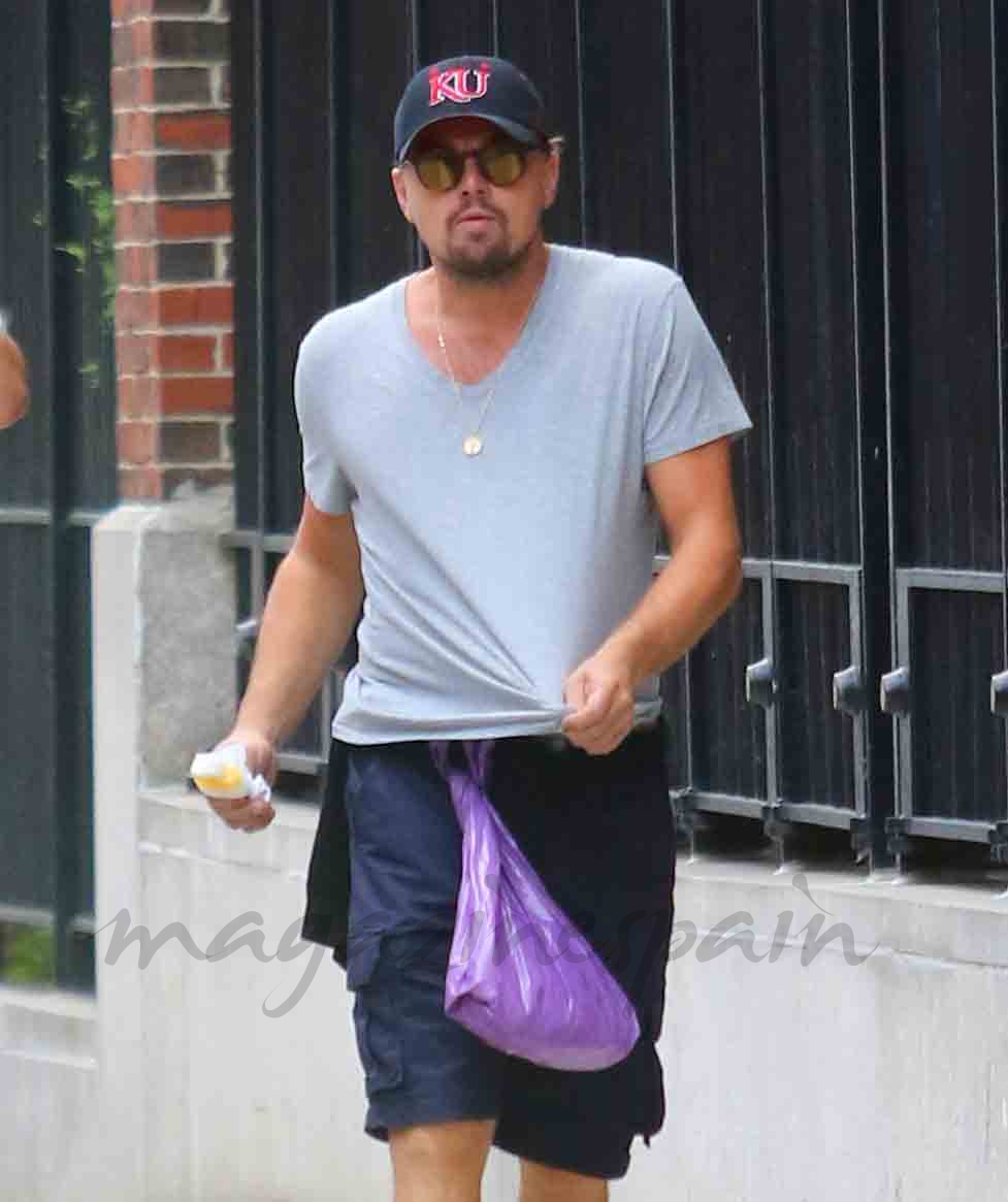 leonardo dicaprio disimula su barriguita por new york