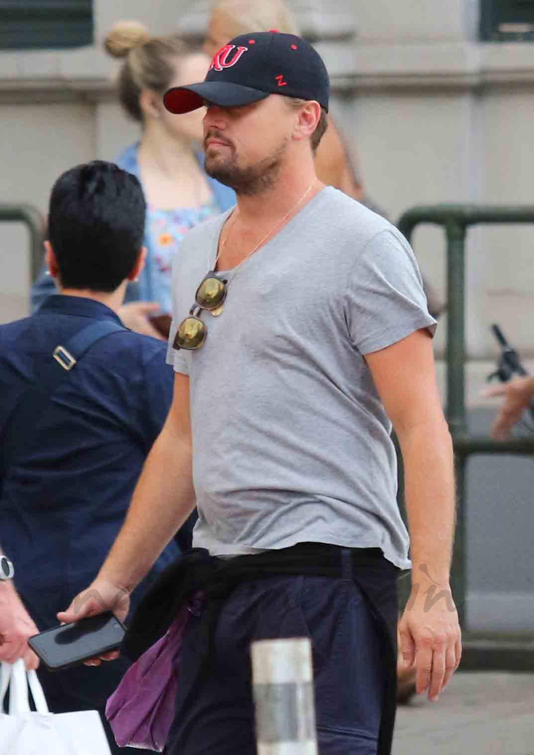 leonardo dicaprio disimula su barriguita por new york