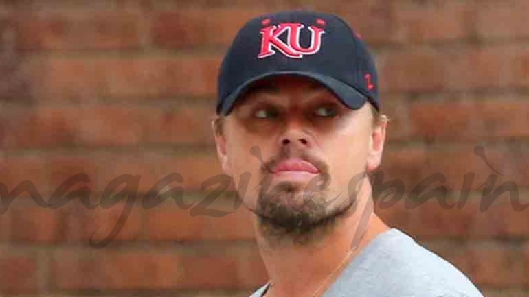 Leonardo DiCaprio disimula su «barriguita» por las calles de New York