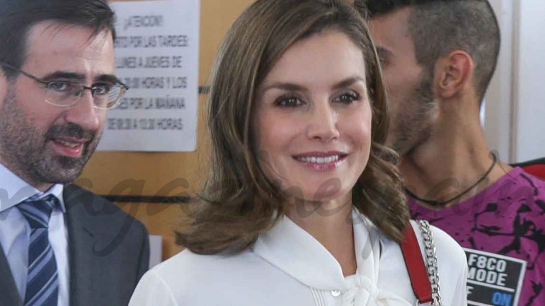 El perfecto look «working girl» de la reina Letizia