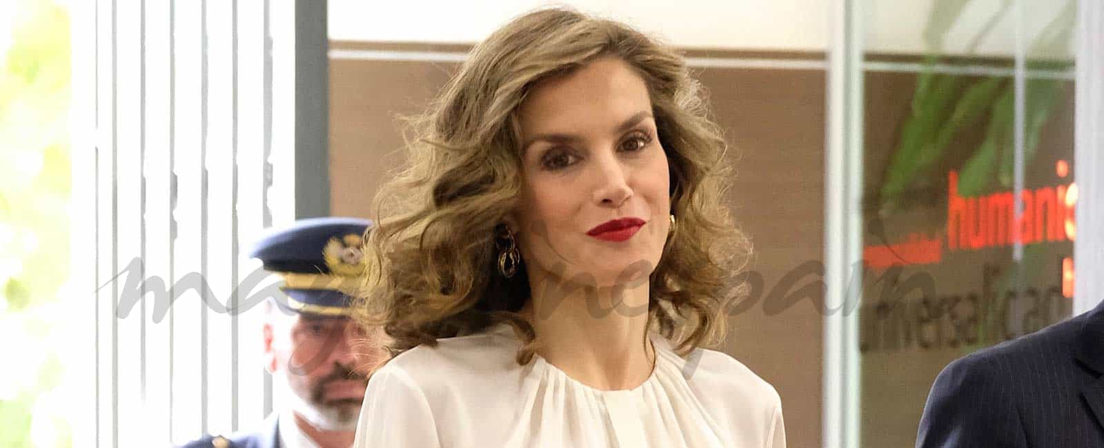 La reina Letizia, solidaria en el “Día de la Banderita”, apuesta por el rojo