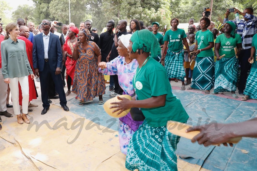 La Reina a la salida de la Facultad de Medicina de Ziguinchor durante la actuación de un grupo de música y danza tradicional © Casa S.M. El Rey