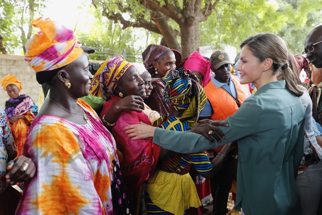 La Reina saluda a unas mujeres que se congregaban a su llegada a la Facultad de Medicina de Ziguinchor © Casa S.M. El ReyLa Reina saluda a unas mujeres que se congregaban a su llegada a la Facultad de Medicina de Ziguinchor © Casa S.M. El Rey