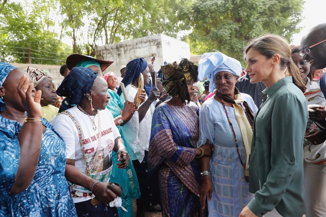 La Reina junto a unas mujeres que se congregaban a su llegada a la Facultad de Medicina de Ziguinchor © Casa S.M. El Rey