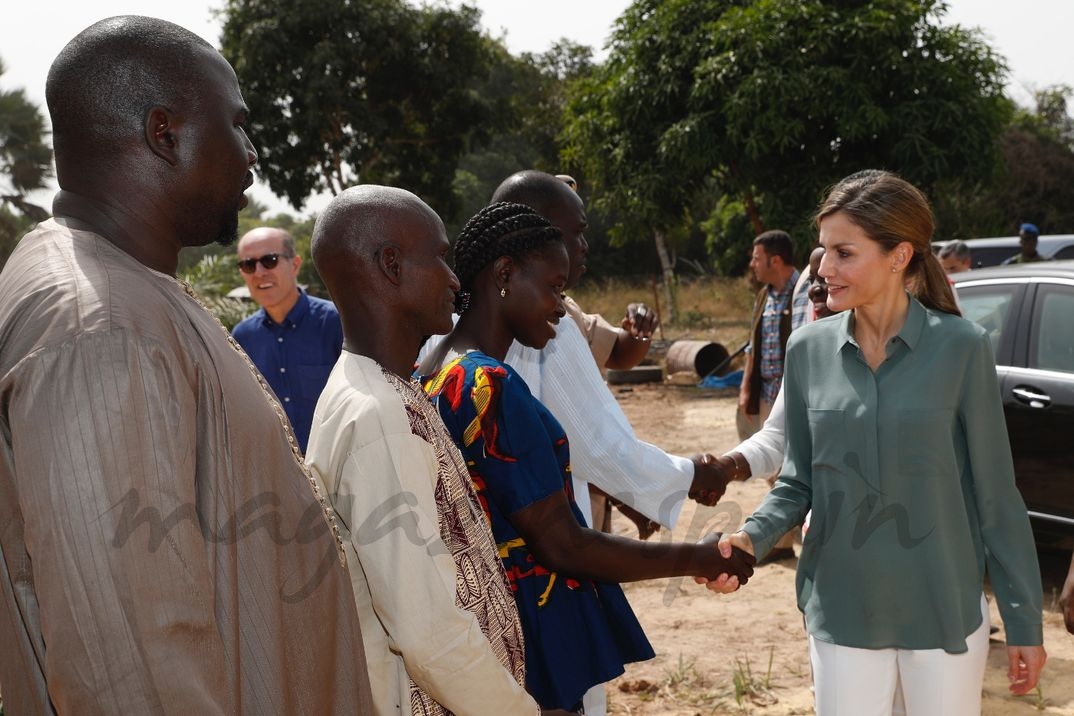 La Reina a su llegada a la granja agroecológica familiar "Naatangué", recibe el saludo de la beneficiaria del proyecto de la AECID © Casa S.M. El Rey