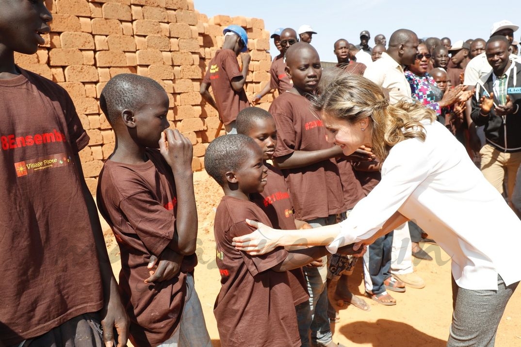 Doña Letizia se despide de los niños al finalizar la visita al centro de acogida, formación y reinserción © Casa S.M. El Rey