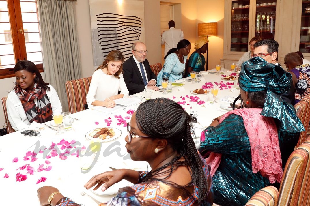 Doña Letizia en la mesa donde se desarrolla el desayuno de trabajo © Casa S.M. El Rey