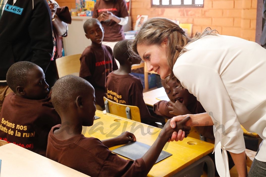 Doña Letizia con los niños del aula infantil durante la clase diaria © Casa S.M. El Rey