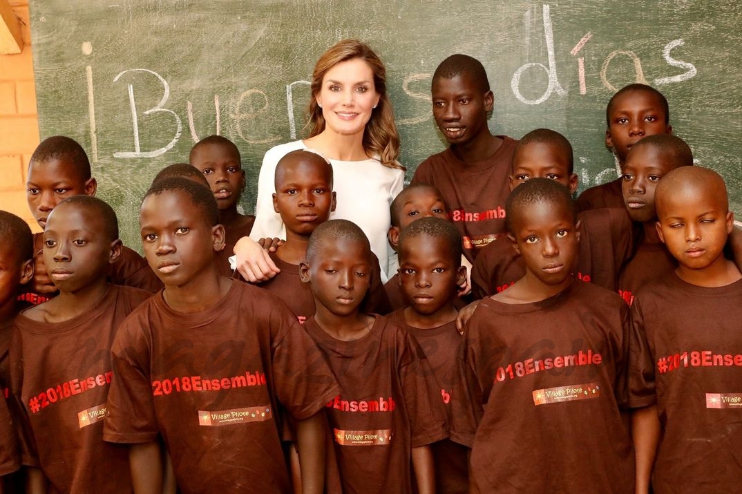 Doña Letizia con los niños del aula infantil durante la clase diaria © Casa S.M. El Rey