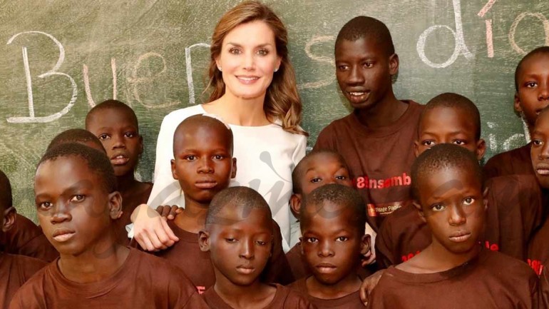 La reina Letizia visita un centro de acogida y formación en su último día en Senegal