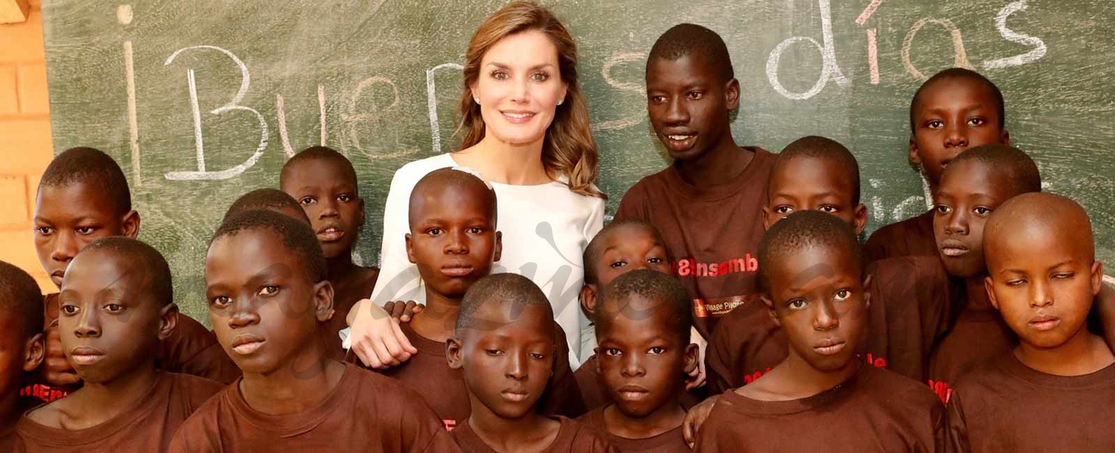 La reina Letizia visita un centro de acogida y formación en su último día en Senegal