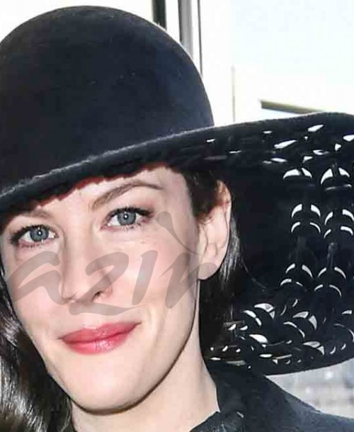 Liv Tyler sorprende con su look de “viuda negra”