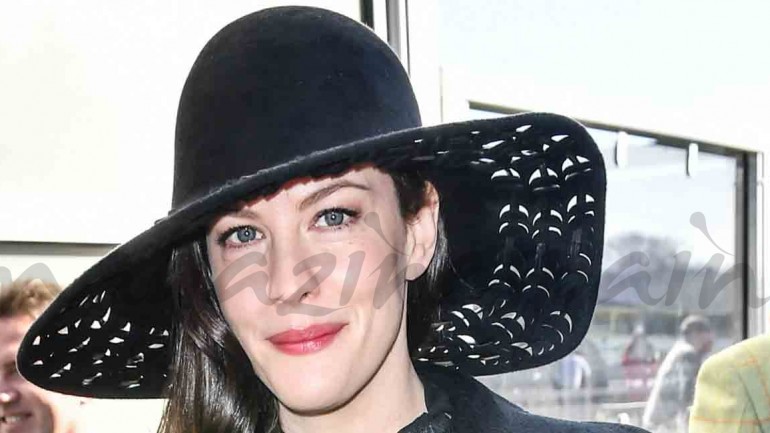 Liv Tyler sorprende con su look de «viuda negra»