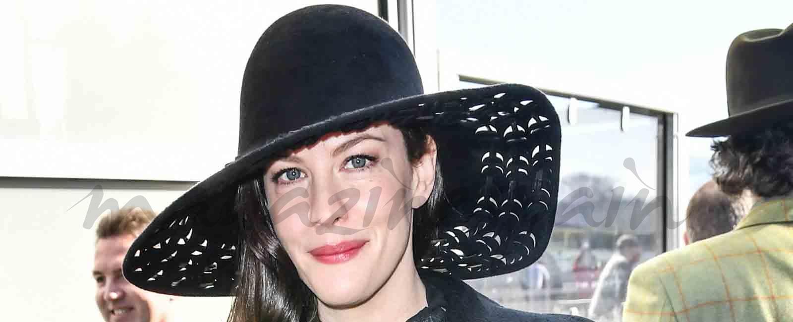 Liv Tyler sorprende con su look de «viuda negra»