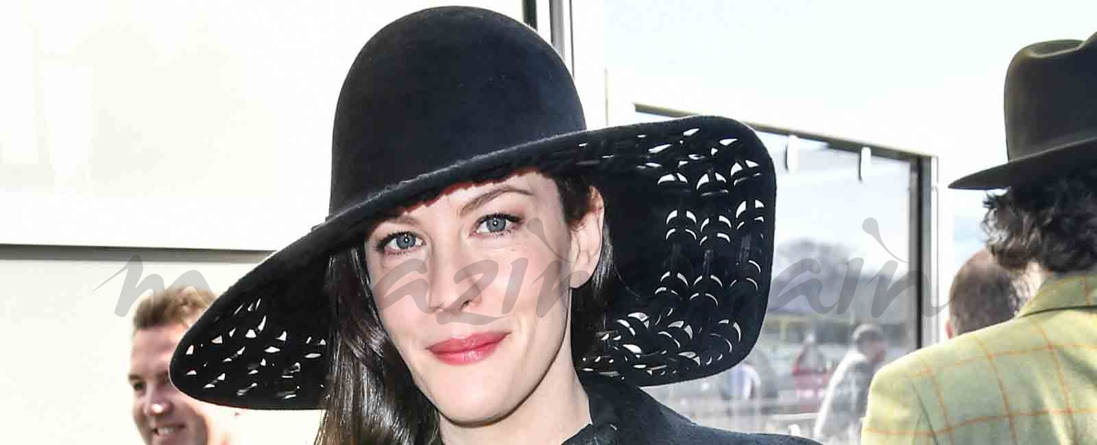 Liv Tyler sorprende con su look de “viuda negra”