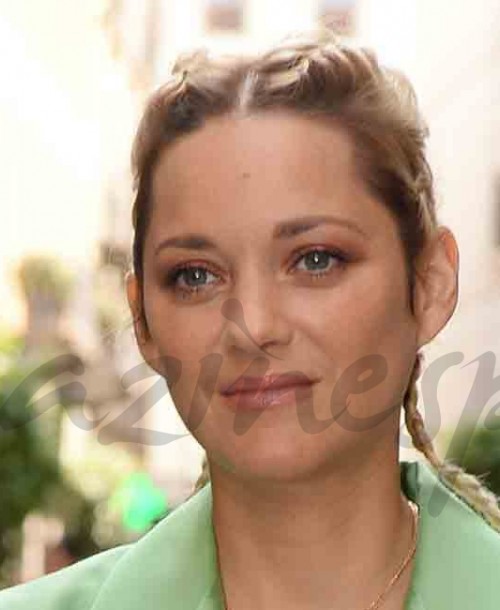 Marion Cotillard estrena nuevo look y se apunta a la moda del traje