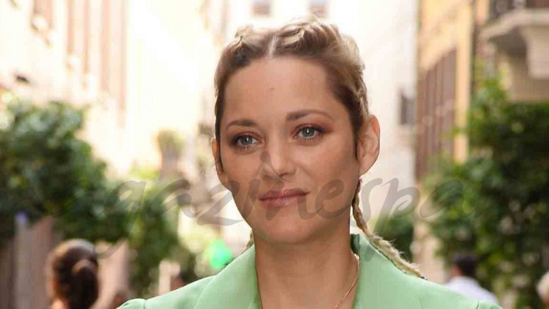 Marion Cotillard estrena nuevo look y se apunta a la moda del traje