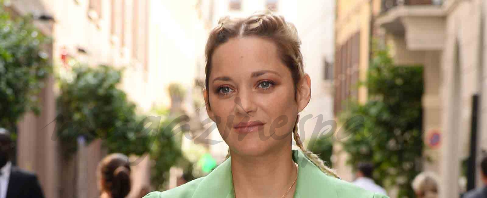 Marion Cotillard estrena nuevo look y se apunta a la moda del traje