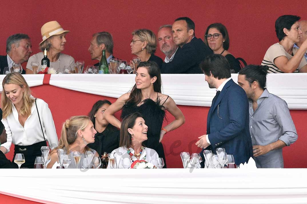 Marta Ortega, Davinia Borromeo, Carolina de Mónaco, Carlota Casiraghi con su novio Dimitri Rassam y Carlos Torretta