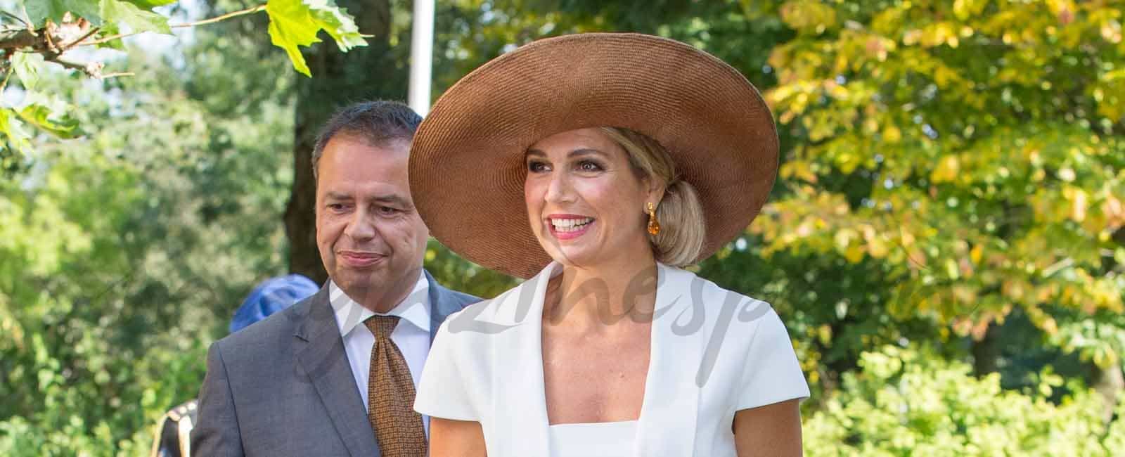 Máxima de Holanda también “recicla” su armario