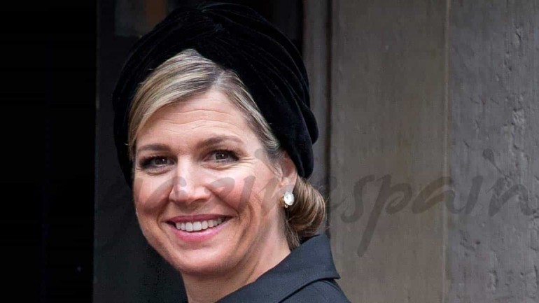 A la reina Máxima de Holanda, también le sienta bien el negro