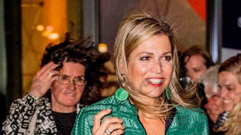 La reina Máxima de Holanda se quita los tacones