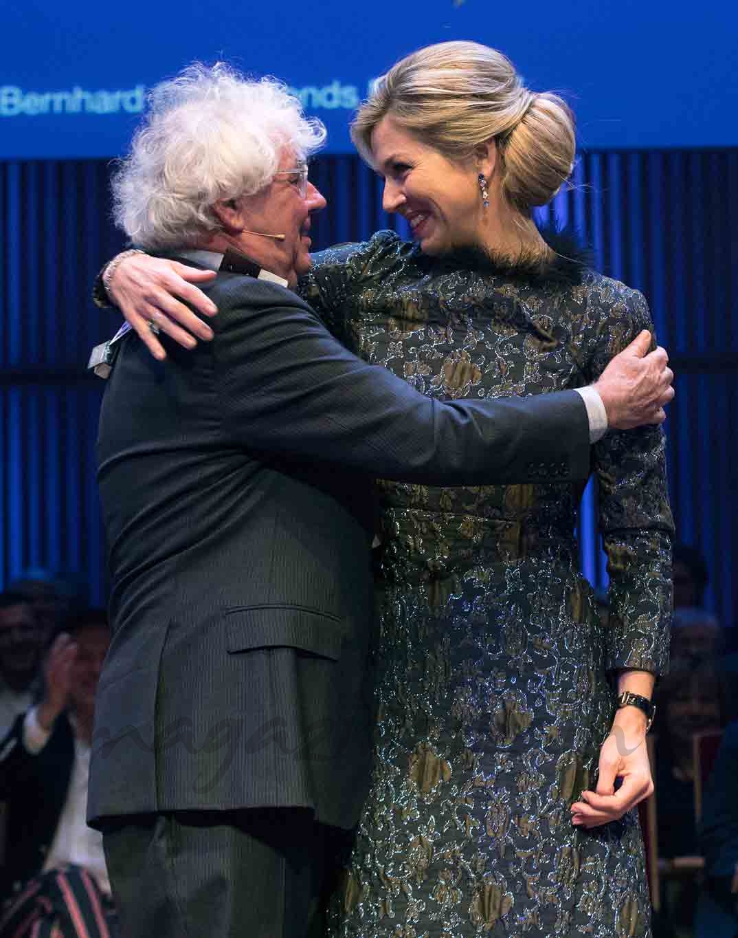 maxima de holanda entrega premio a geert mark