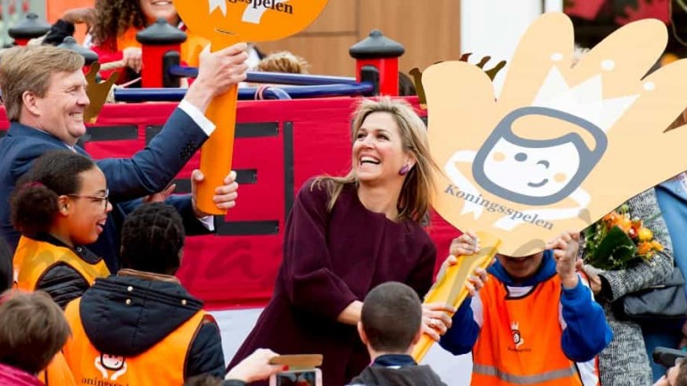 La reina Máxima se divierte como una niña