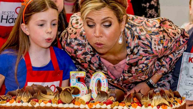 La reina Máxima sopla las velas