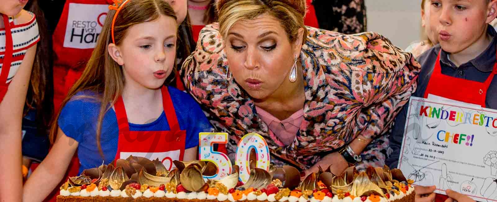 La reina Máxima sopla las velas