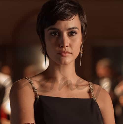 Megan Montaner es Sara en «La Embajada»