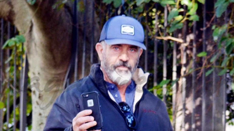 Mel Gibson visita con su joven novia, su tierra natal, Australia