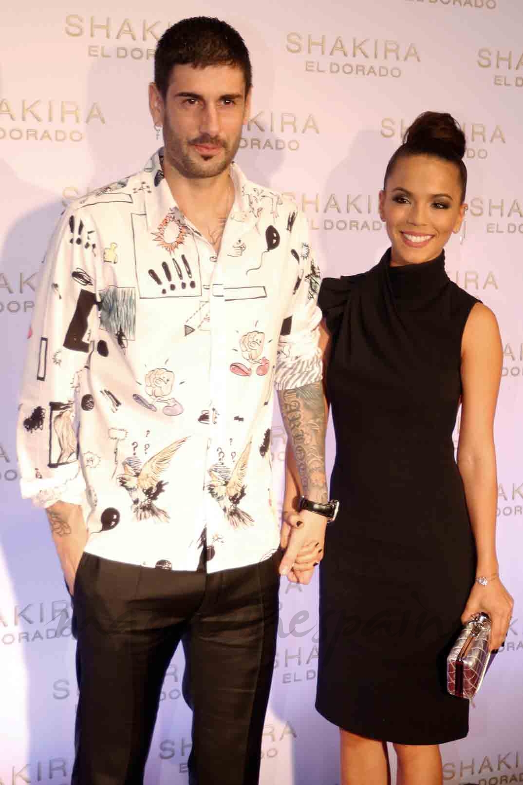 melendi y julia nakamatsu en la presentacion de el dorado de shakira