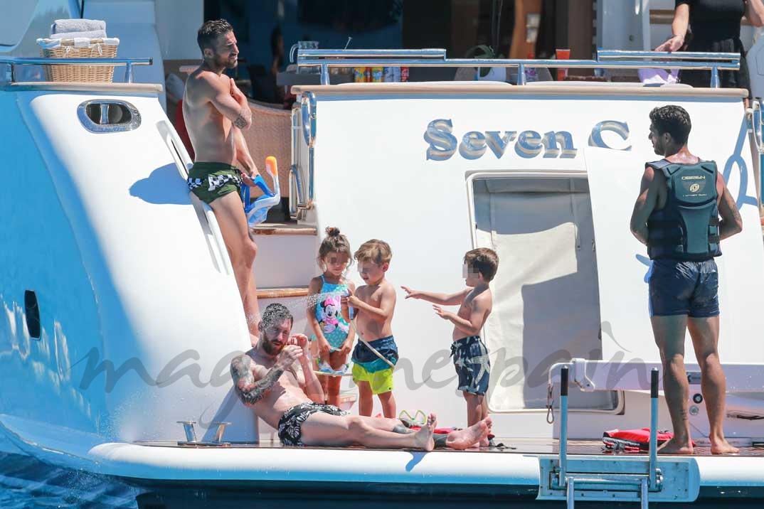 Cesc Fabregas, Leo Messi y Luis Suárez con sus hijos