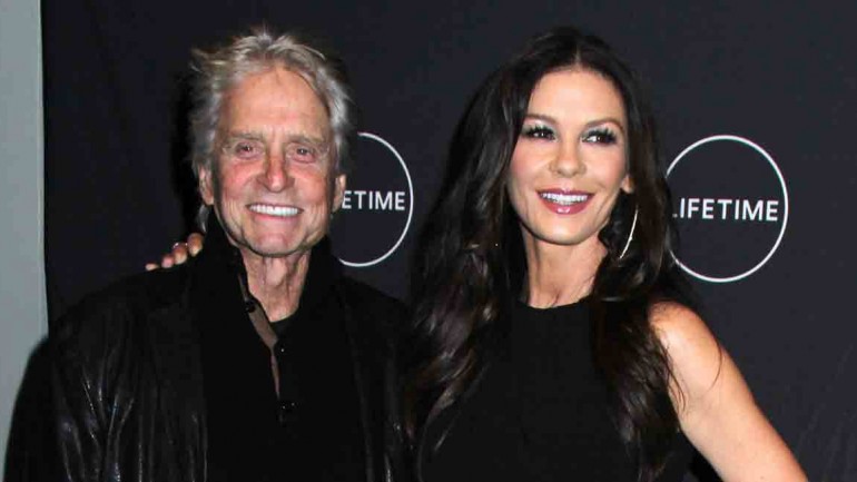 Michael Douglas reaparece con Catherine Zeta Jones en el estreno de «Cocaine Godmother»