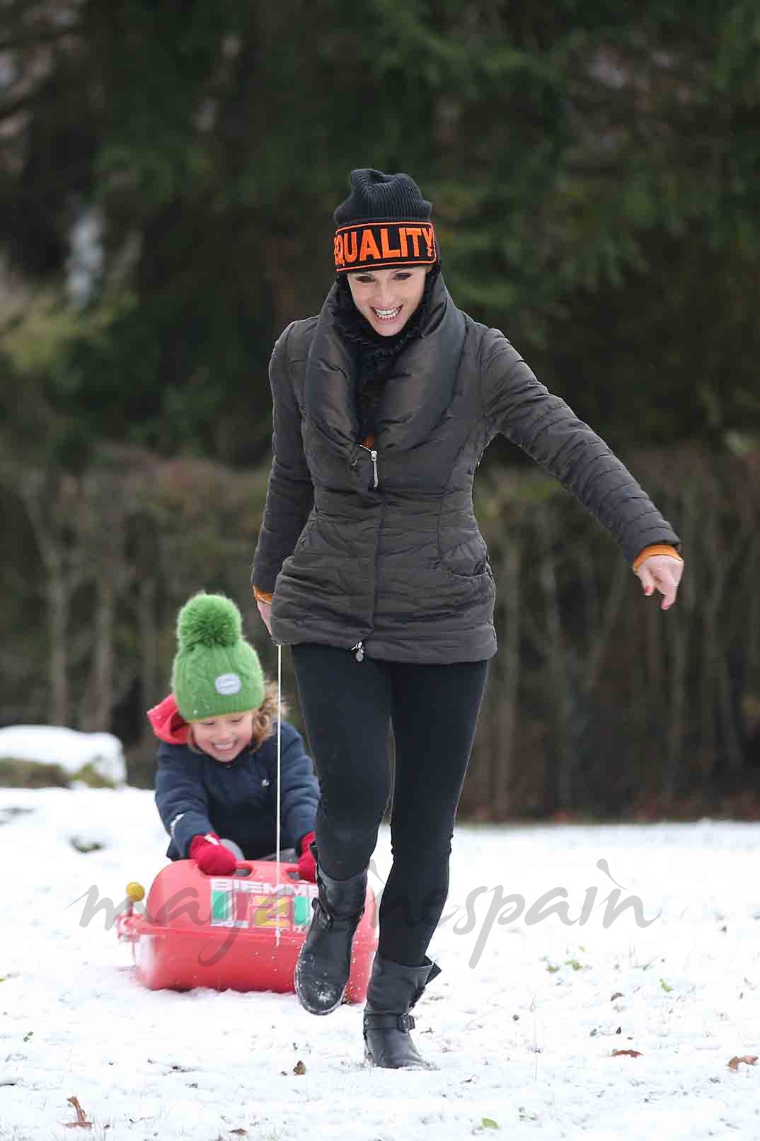 michelle hunziker dia de nieve con sus hijos