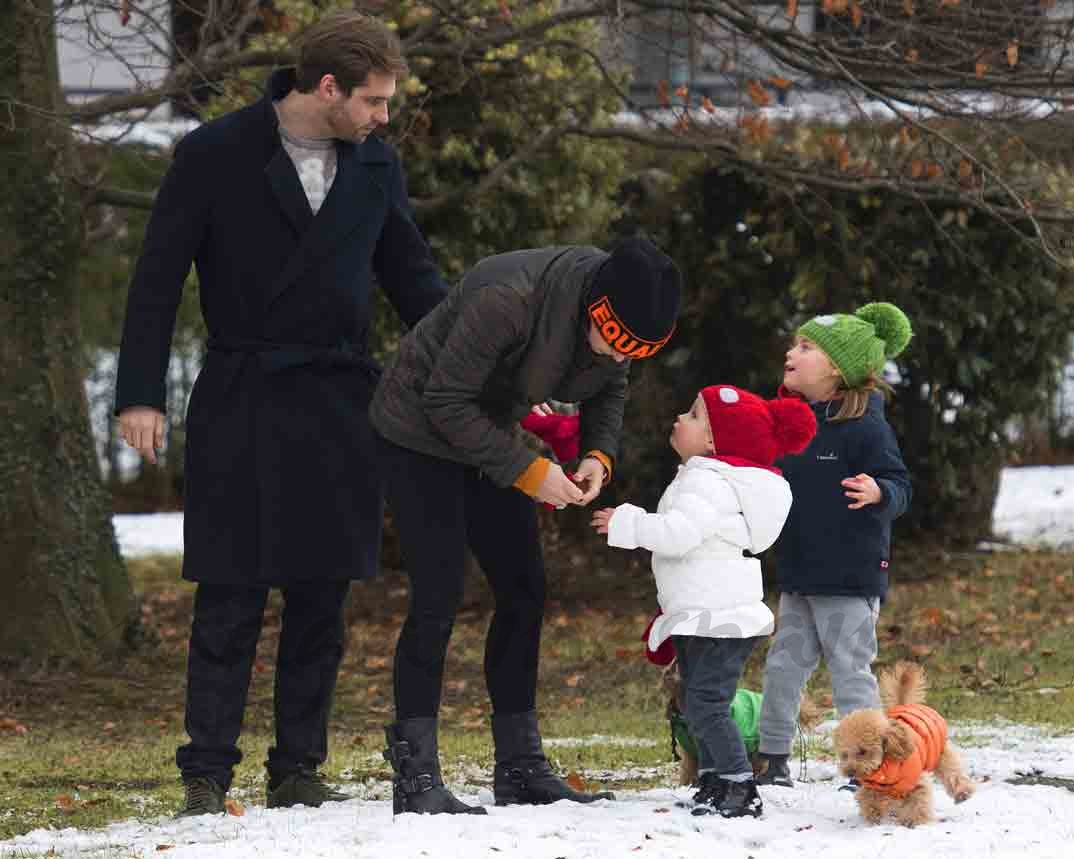 michelle hunziker y tomaso trussardi dia de nieve con sus hijos