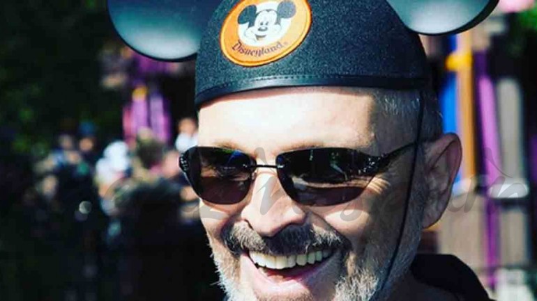 Miguel Bosé en Disneyland con sus cuatro hijos