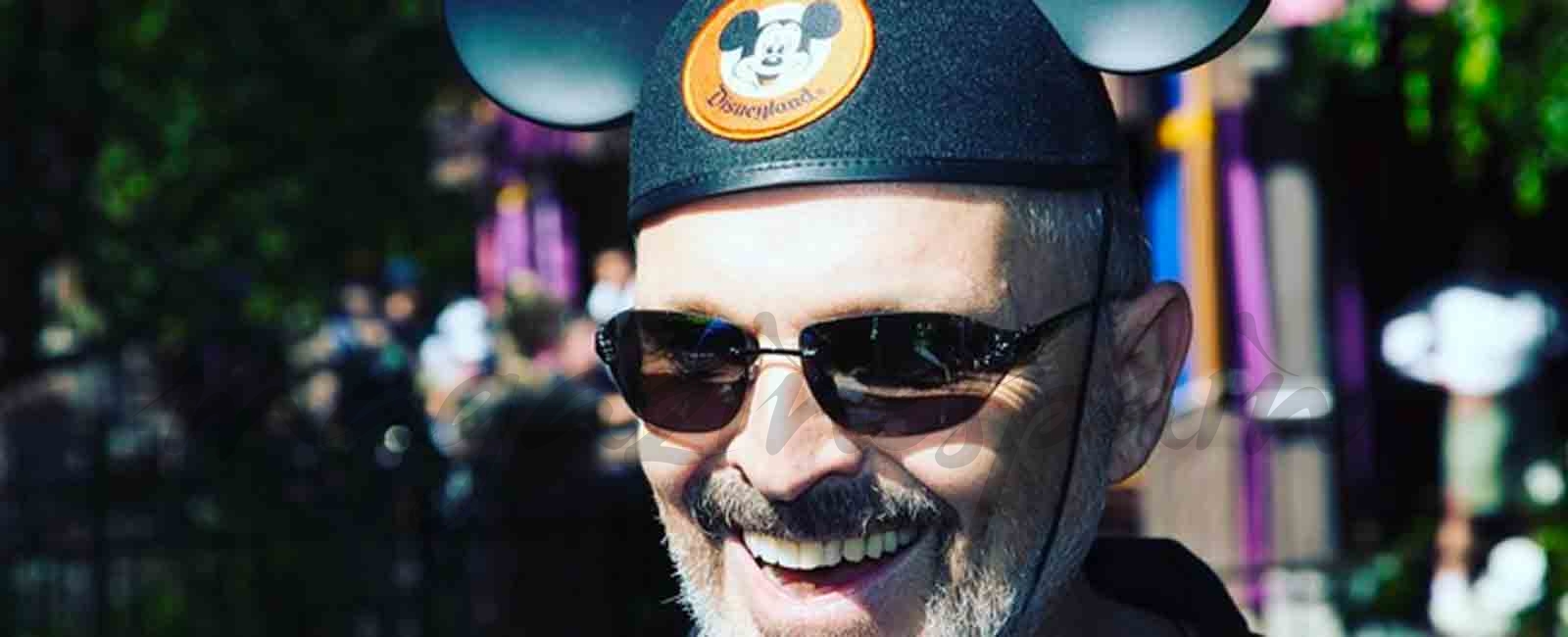 Miguel Bosé en Disneyland con sus cuatro hijos