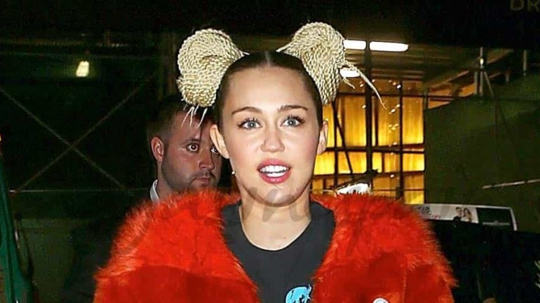 Miley Cyrus se viste de bebé, en su último videoclip