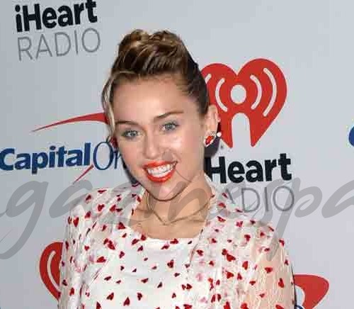 Miley Cyrus vuelve a sus looks más arriesgados